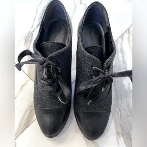 Tahari Travis Gray Wool Black Leather Oxford Heels